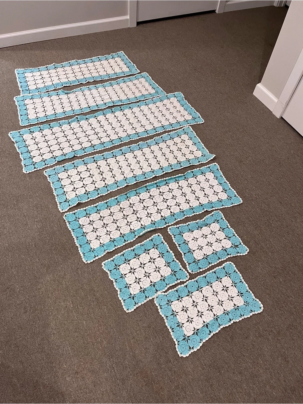 Set of 8 Doilies and Table Runners Teal and White - Picture 4 of 7
